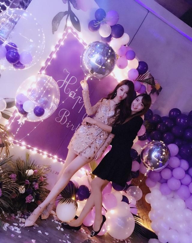 与女闺蜜合影郭艾伦绯闻女友马阳阳办个人生日party并邀好友同聚,一