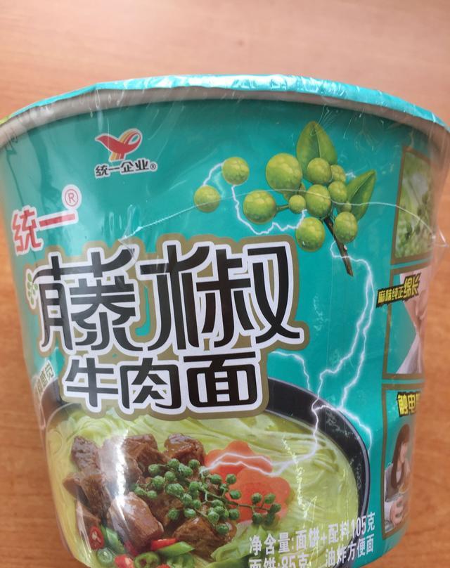 实拍试吃一款藤椒泡面吃得发麻尝试需谨慎