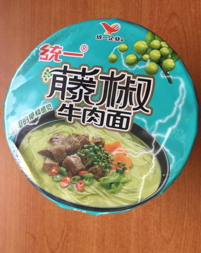 实拍试吃一款藤椒泡面吃得发麻尝试需谨慎