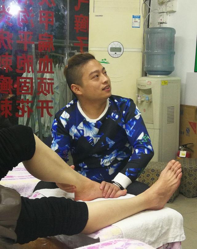 杭州洗脚店多壮男洗脚是个力气活