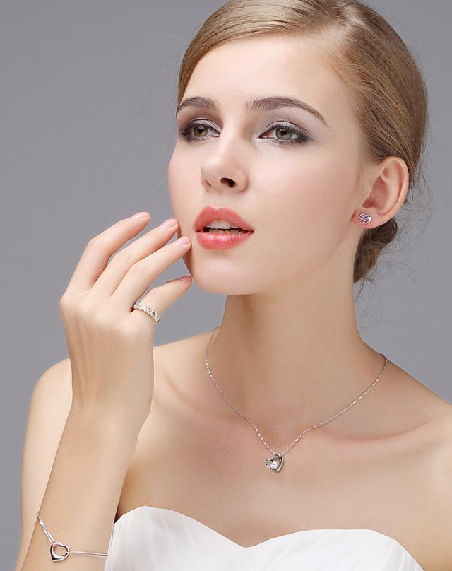 戴项链怎么搭配才好看呢?