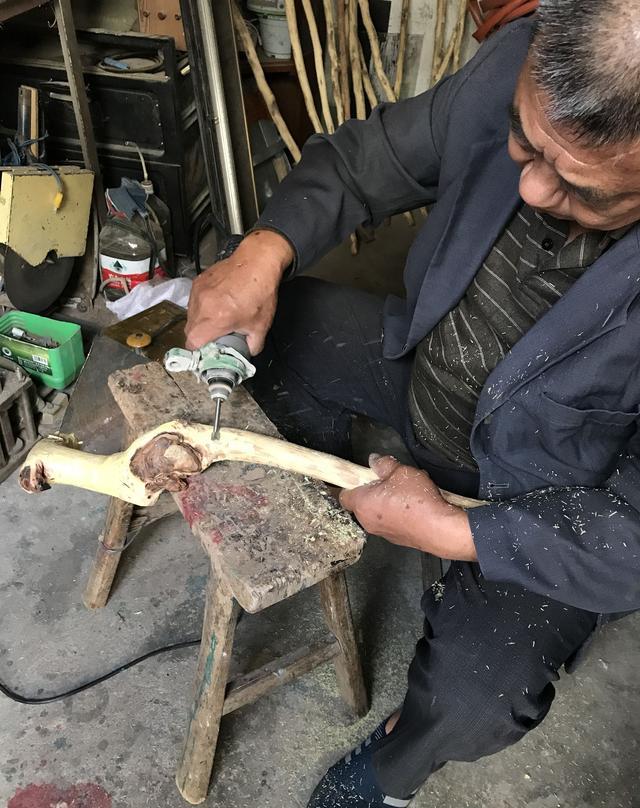 69岁的莱西陈兆吉老人制作形态各异拐杖免费赠送给老人