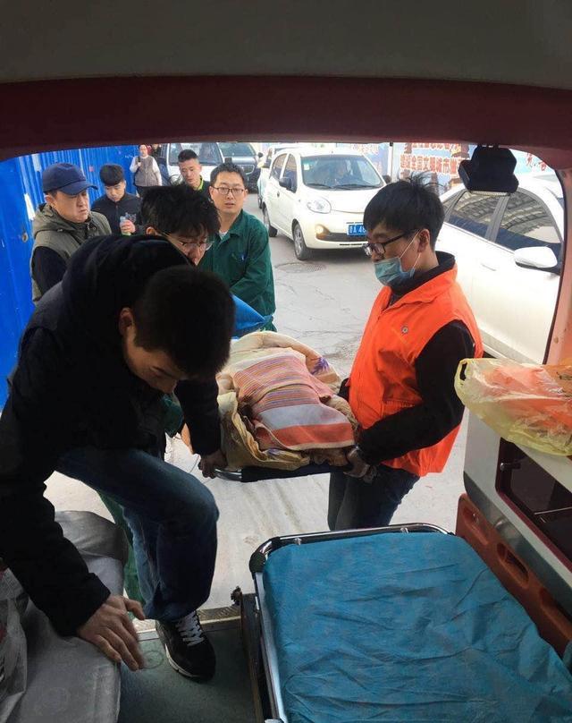 帅气大学生去120抬担架 患者家属态度令他五味杂陈