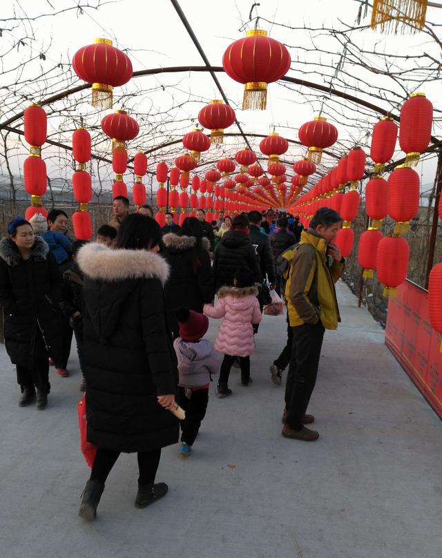 元宵节看灯人山人海