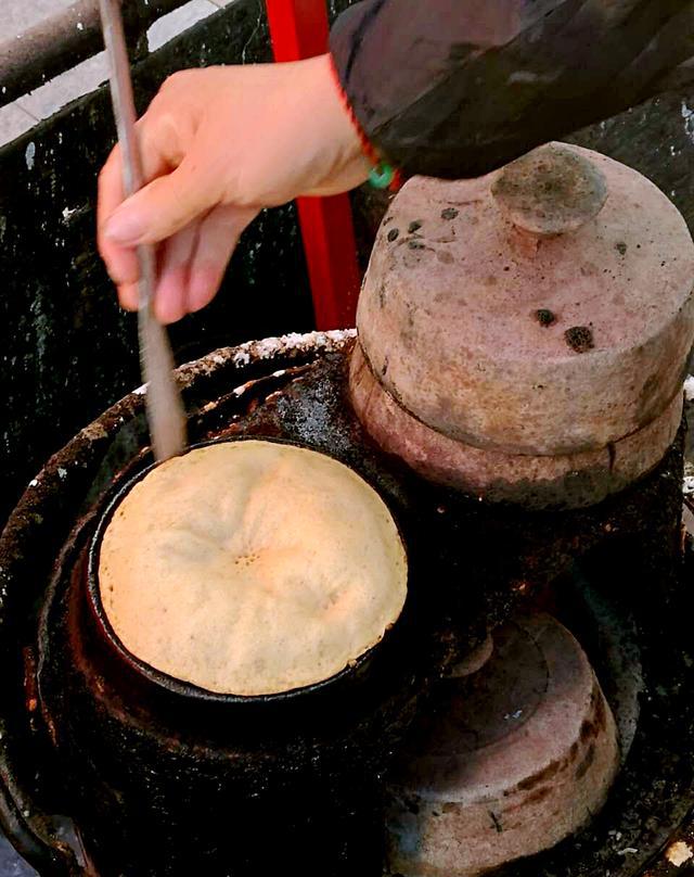 小米磨成面,然后摊成煎饼,再加上阳城特色的羊汤杂割,两者相得益彰