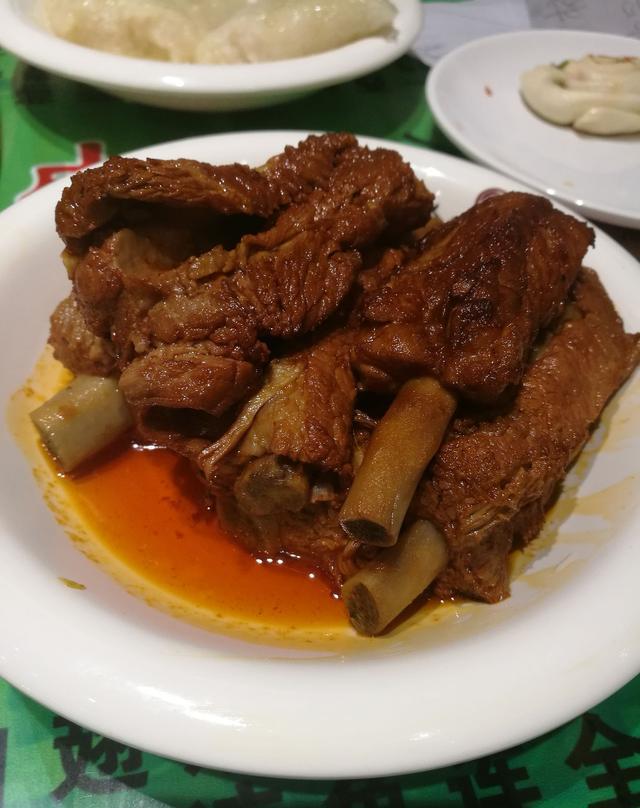 陕西小吃到处有这家种类不少五个人吃饭凉菜上了一大桌