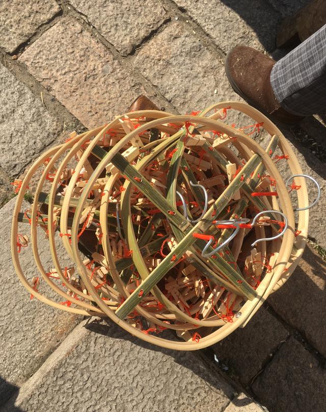 80岁老人坐古镇街头现做现卖手工竹夹大受欢迎游客扔钱就走