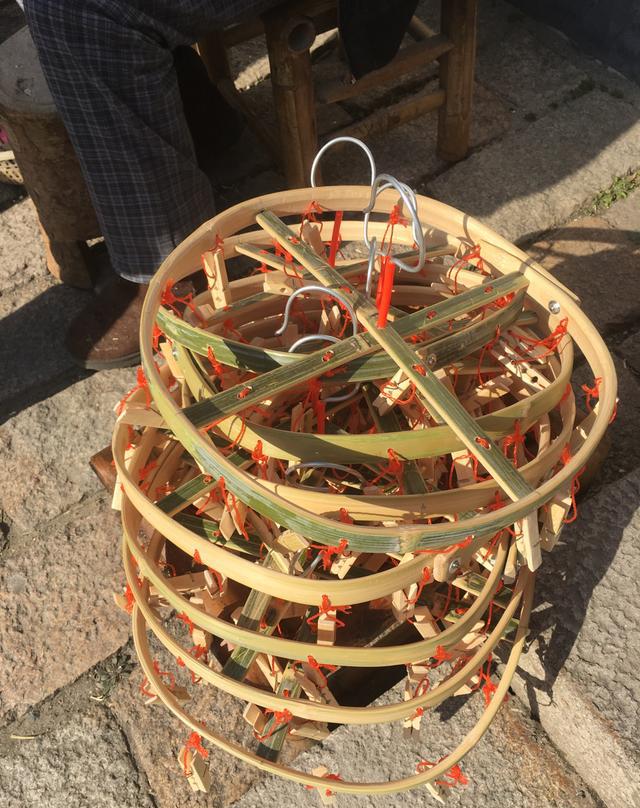 80岁老人坐古镇街头现做现卖手工竹夹大受欢迎游客扔钱就走