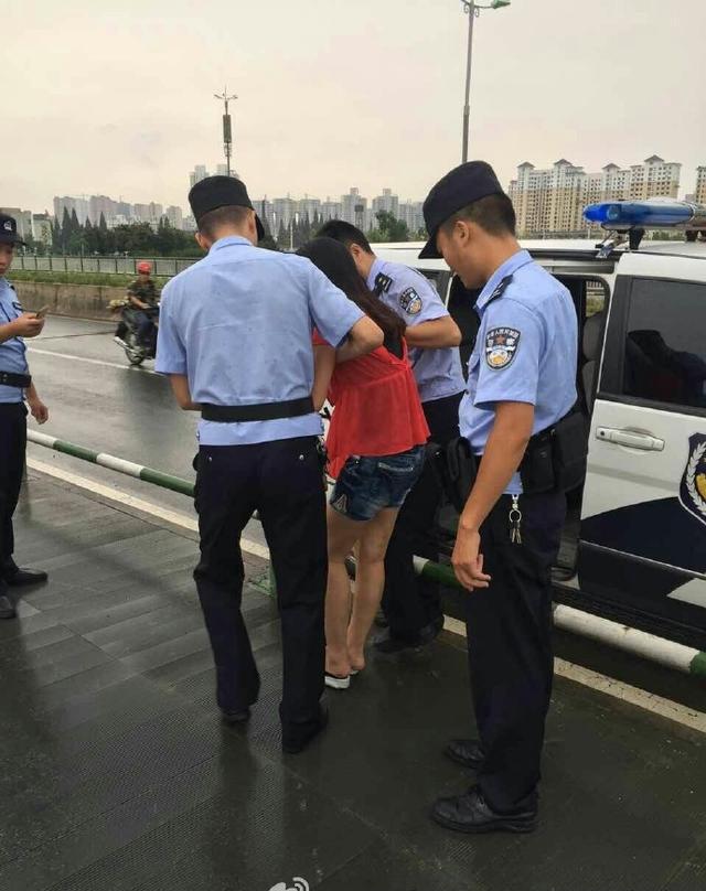 六安新安大桥一女子欲跳河轻生