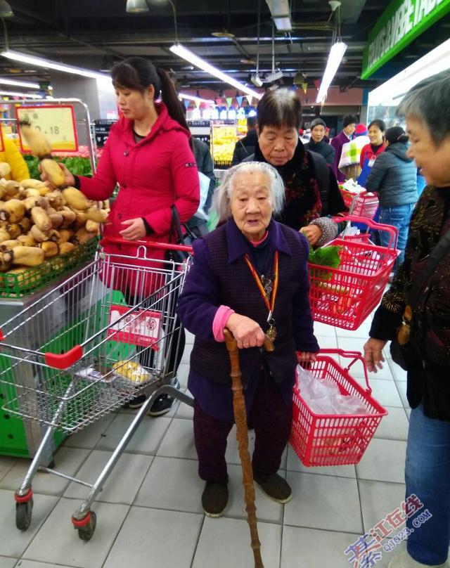 超市偶遇綦江百岁老人,自己买菜做饭