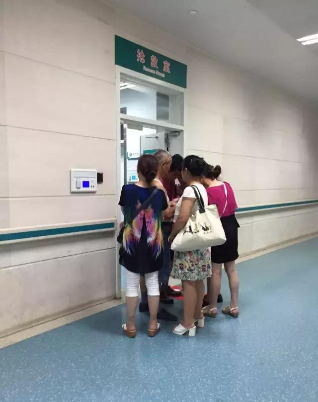 默默流泪,丈夫在急诊室里生死未卜,除了等待,似乎什么也做不了,这个