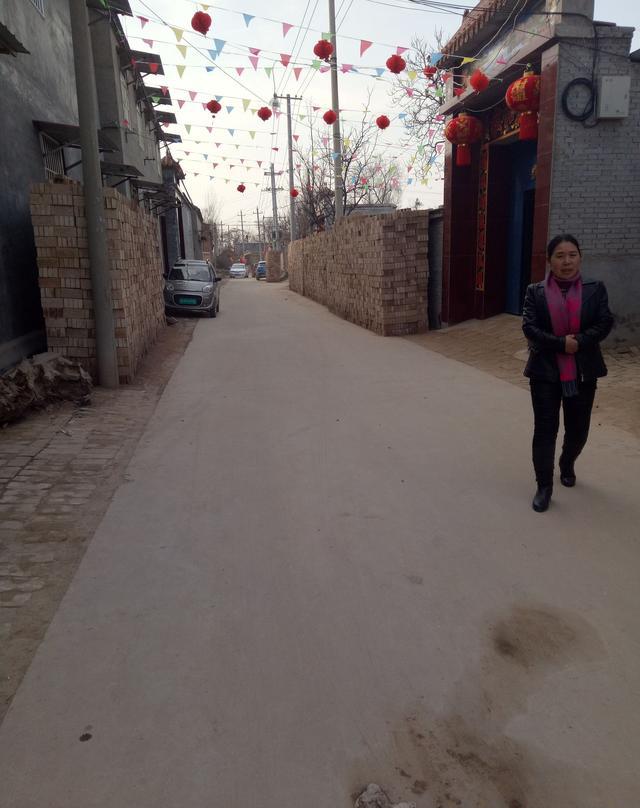 河南农村年轻人出去打工村里只剩下留守老人儿童看着心酸