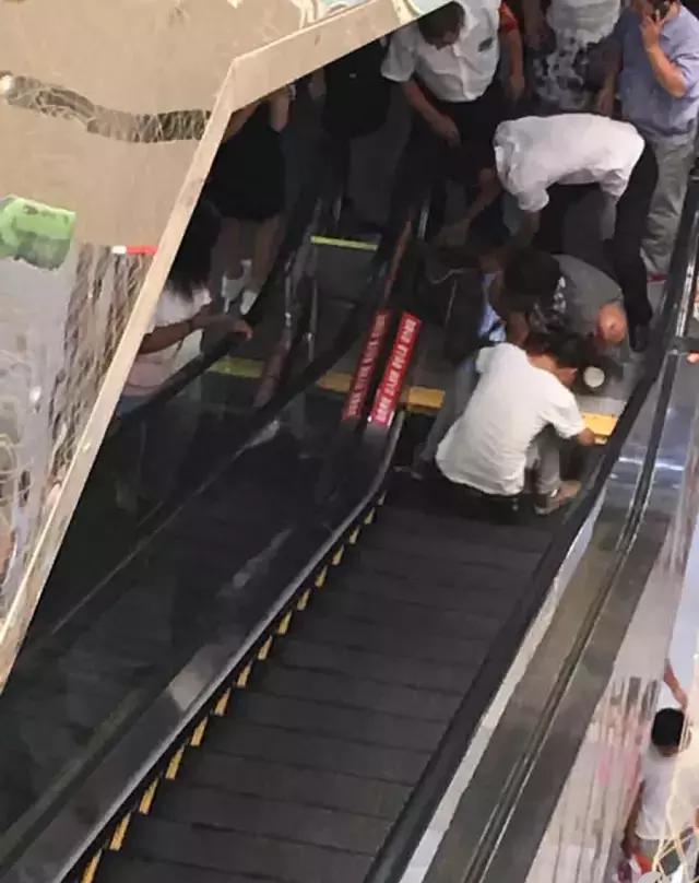 鄢陵新大新商场发生电梯"咬人"事件 ,儿童双手被夹