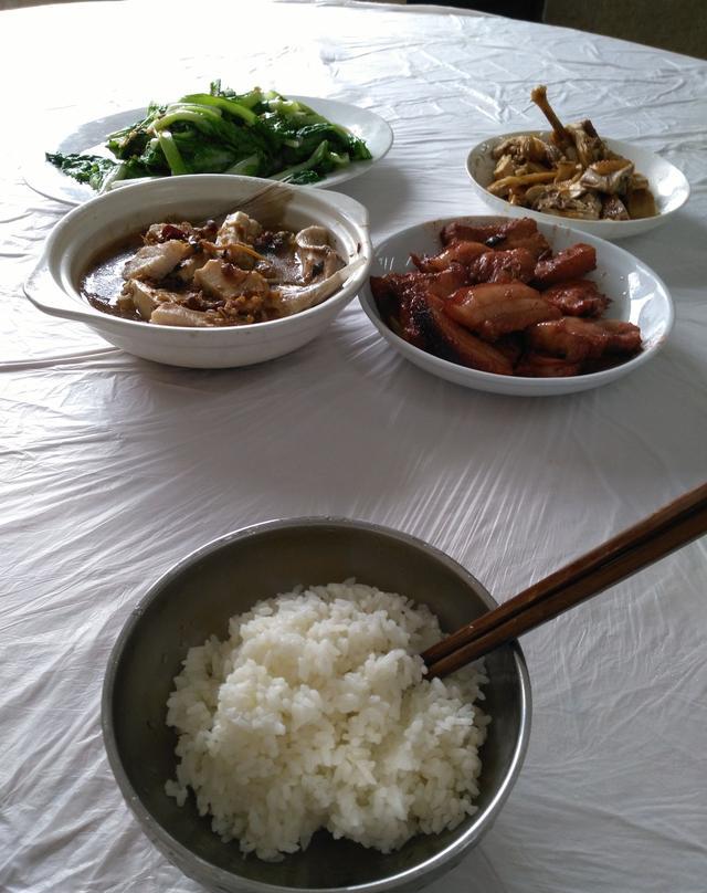 工地的工作餐,看后绝对扭转你对建筑工人的看法