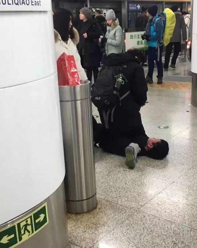 早高峰偷俩钱包一手机,网友拍下便衣地铁6号线抓住小偷的一幕!