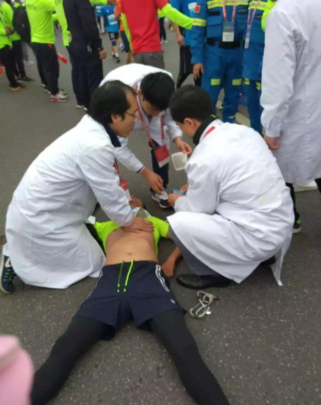 南昌马拉松医护人员与死神赛跑,救活"猝死"选手