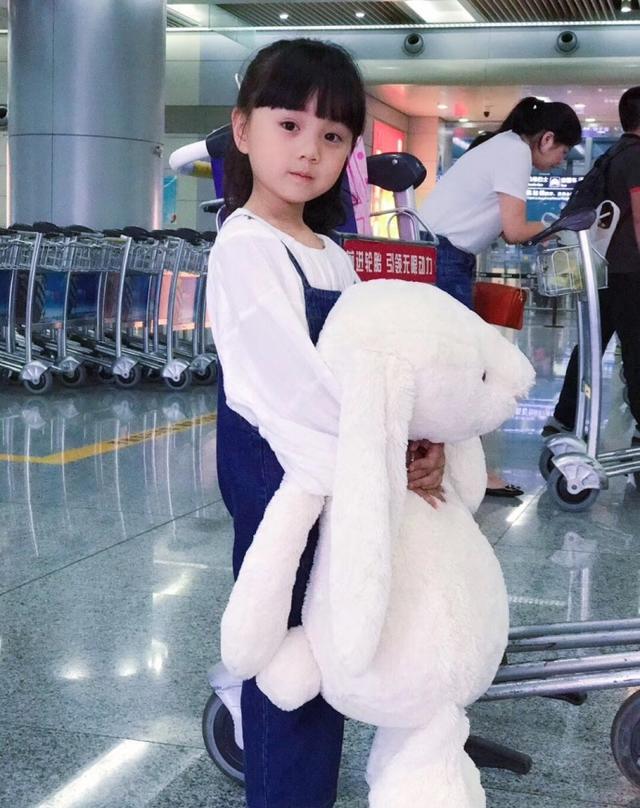 小山竹的父亲为一名司机,母亲则为全职妈妈,小山竹从小就喜欢表演