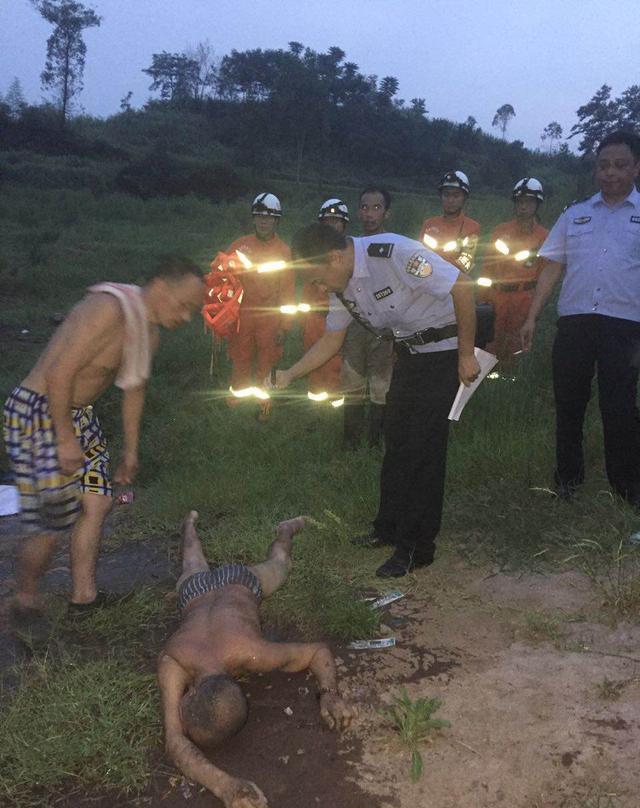 不慎溺水沉入近10米深的水底,在水库边的一青年男子亲眼目睹现场情况