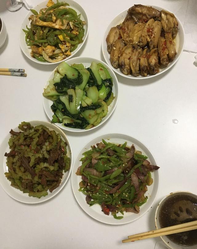 在同事家吃饭,这些菜四个女孩子吃了一大锅饭