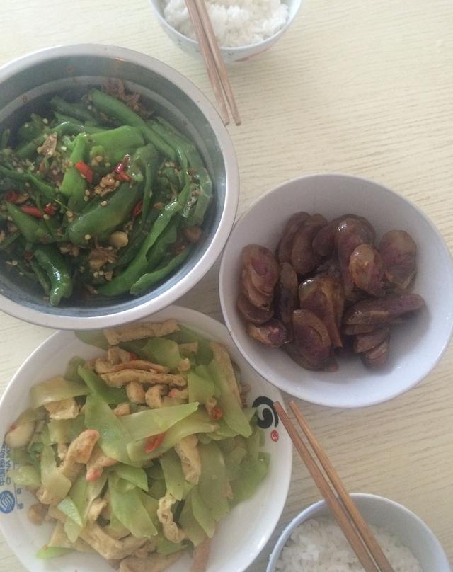 都是下饭菜,中午吃了五碗饭丈母娘给的香肠,好吃莴笋炒炸豆腐煸青椒