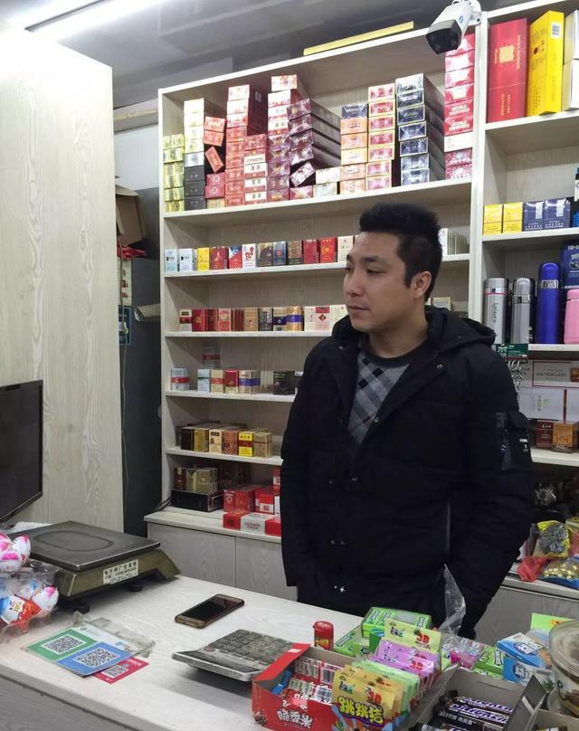 余杭这老板太帅了!跑,跃,抱,压一系列动作连贯救回一条人命!