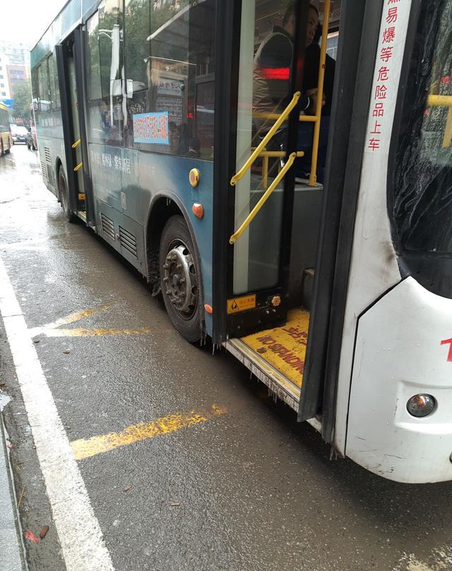 雪后出行难,湖南这座城市的公交师傅给车轮上了"铁链枷锁"|雪后|铁链|