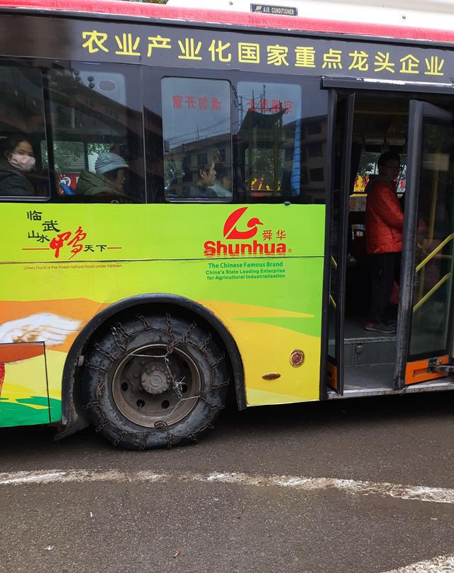 雪后出行难,湖南这座城市的公交师傅给车轮上了"铁链枷锁"