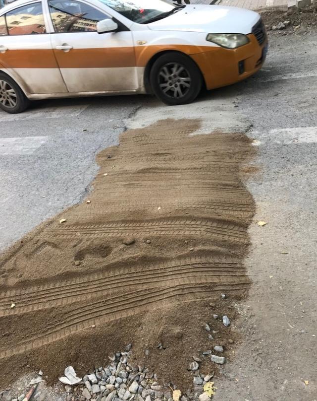 长春警察叔叔借铁锹铲沙子填坑