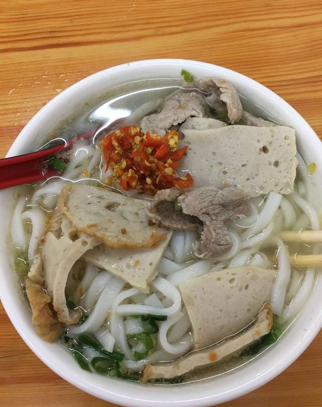 这个汤粉6块钱一大碗满满都是肉,老板有钱赚?