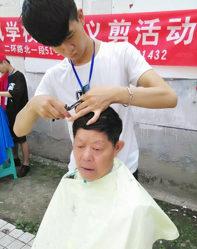 2017年7月9日成都锦风美发学校学员义剪展示