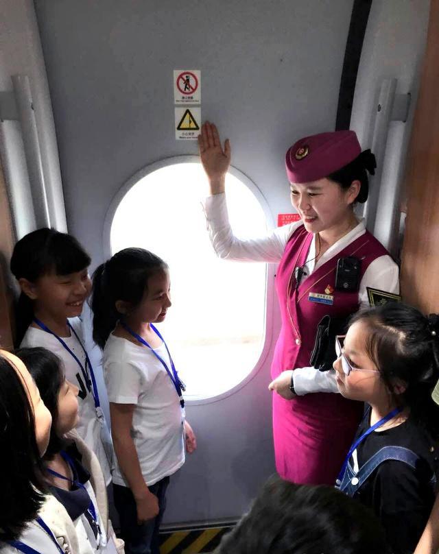 130名儿童感受高铁魅力 表示长大了也要当一名漂亮的乘务员