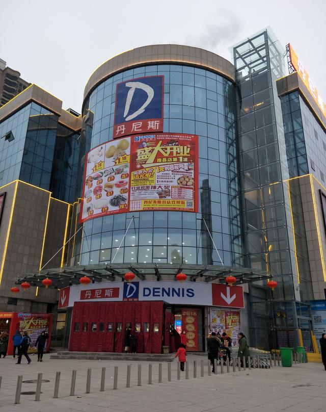 商丘丹尼斯广场开业,活动当天人山人海