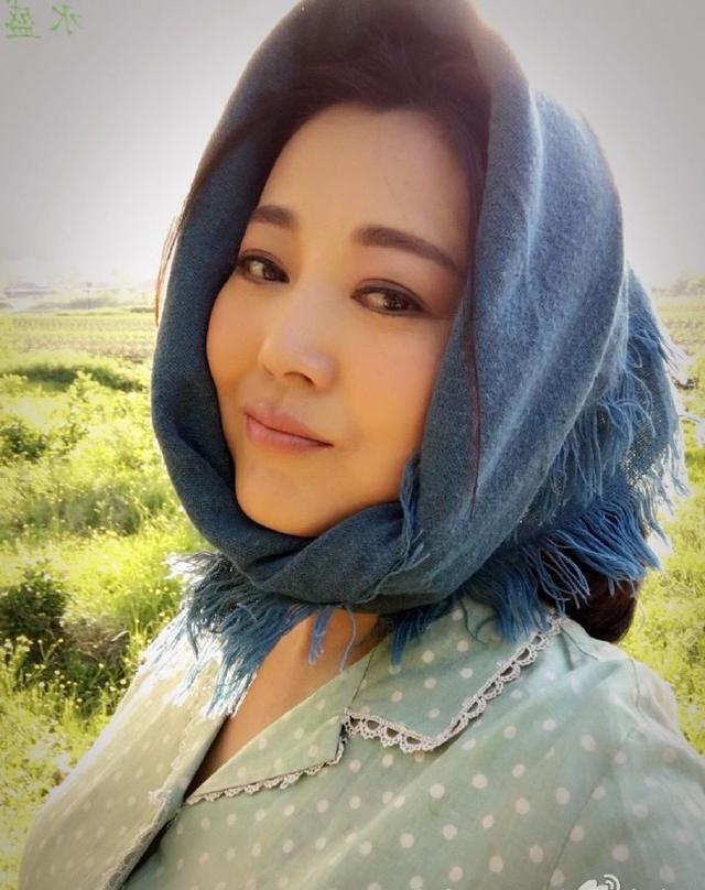 她因丑被换角,成村姑专业户,如今长成这样