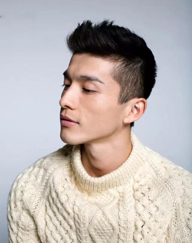 正文  小脸男生适合什么发型呢?