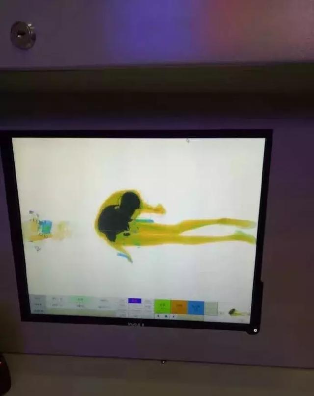 安检显示器突然出现一个人形的东西,给这神操作跪了
