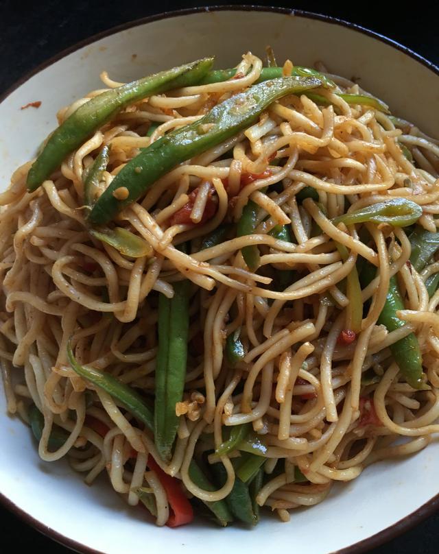 妈妈牌家常豆角炒卤面经济实惠吃着放心家人都爱吃