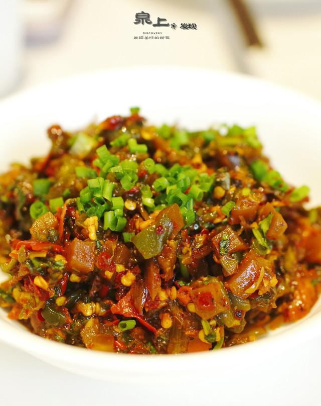 "宫爆鸡丁在川菜,黔菜,鲁菜中都有,是一道闻名中外的传统名菜,红而不