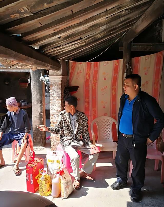 乐东县委常委公安局长林飞到佛罗镇慰问生活困难党员贫困户