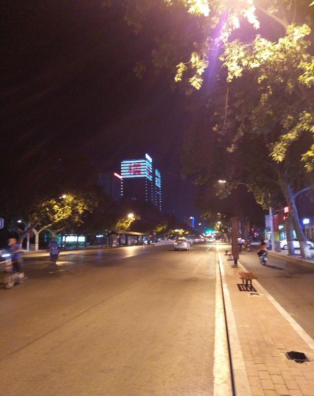 这对中年夫妻大晚上在邢台街头做什么引路人驻足观看