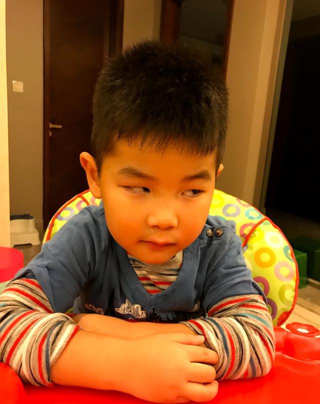 胡可微博晒照,小鱼儿的日常黑历史,看来是无法逆袭安吉的帅气了