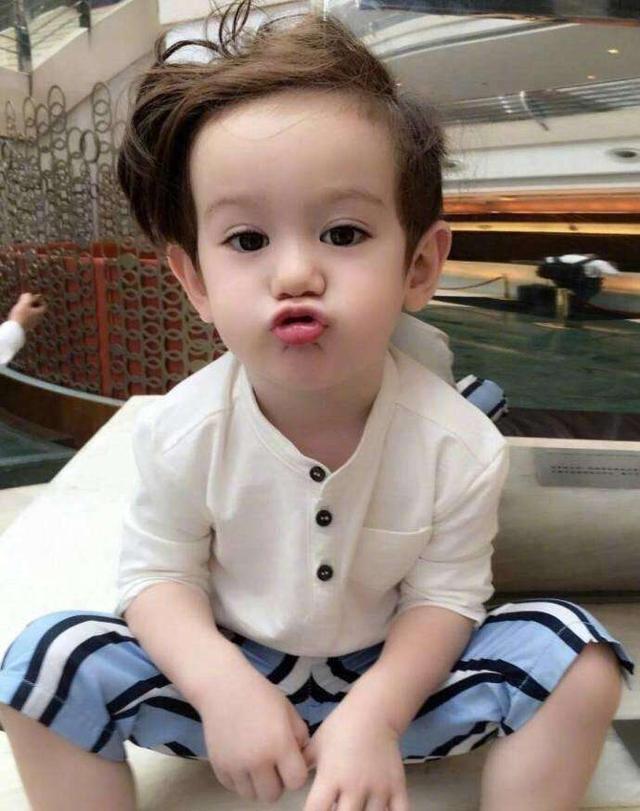 扶好之后玩具就可以给他了,可是当我们的jackson小炸把纸板扶好之后