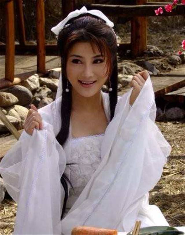 于国光剧艺实验学校,是一名台湾女演员,舞蹈家,88年主演《皇家师姐3