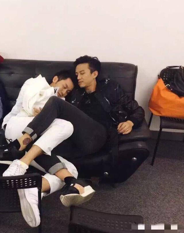 微博之夜 邓超为李晨整理衣服 有一个好兄弟真好!