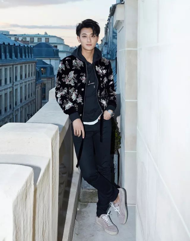 黄子韬黄子韬穿saint laurent刺绣夹克,比以前的造型更成熟稳重,但不