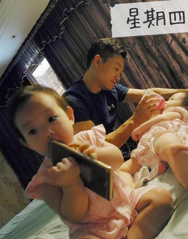 杨威晒双胞胎女儿生日萌照，欢欢抓周时选择了糖果，可爱！