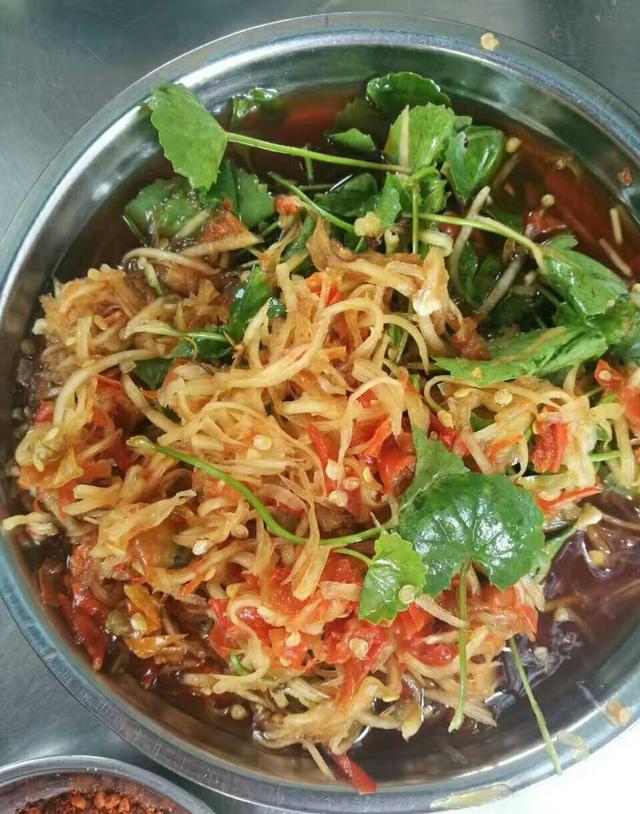 搅拌均匀,腌制半小时左右就可以吃了,味道酸辣,还有点木瓜的甜,很爽口