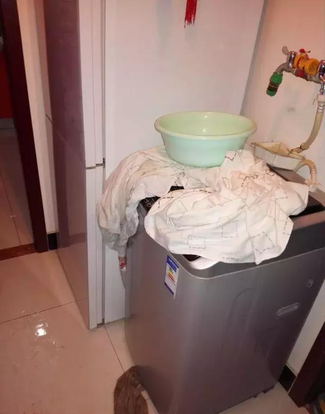 顺义这住户深夜遭遇楼上跑水家中无人