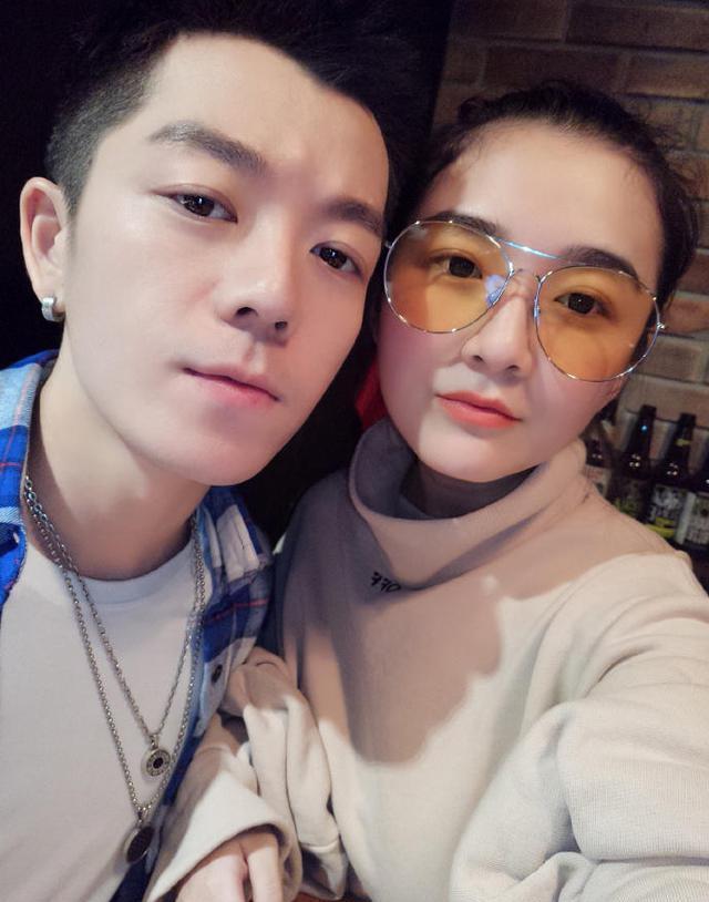 王栎鑫老婆感恩节晒娃秀恩爱,一家四口共用一张脸