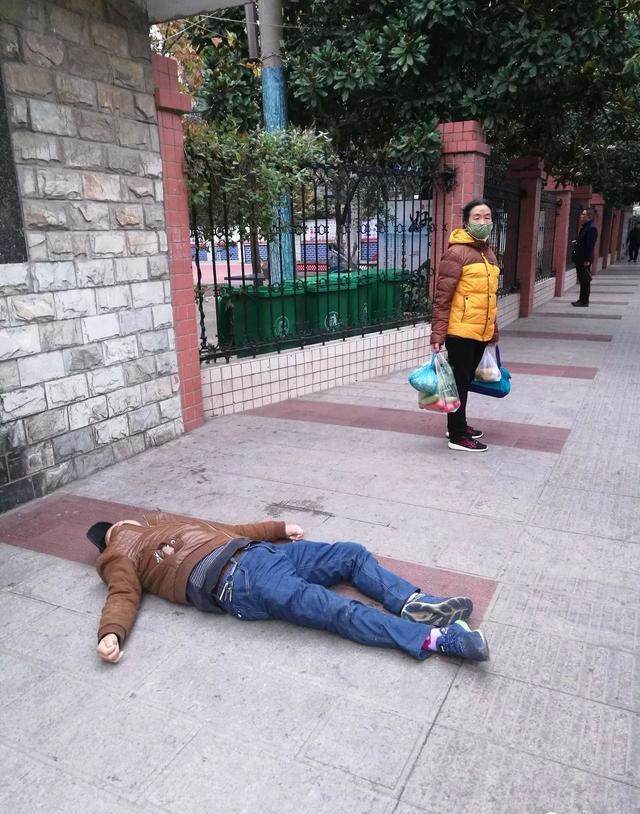 今早八点:都匀二小门口突然倒下一个人.