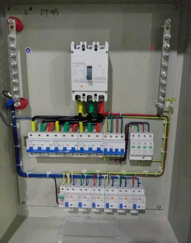 跟着师傅学做配电箱看到师傅的工艺我都不好意思下手